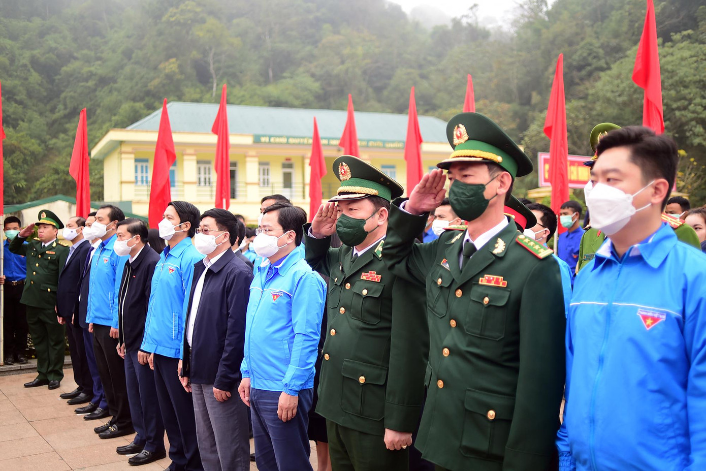 Các đại biểu thực hiện nghi lễ chào cờ