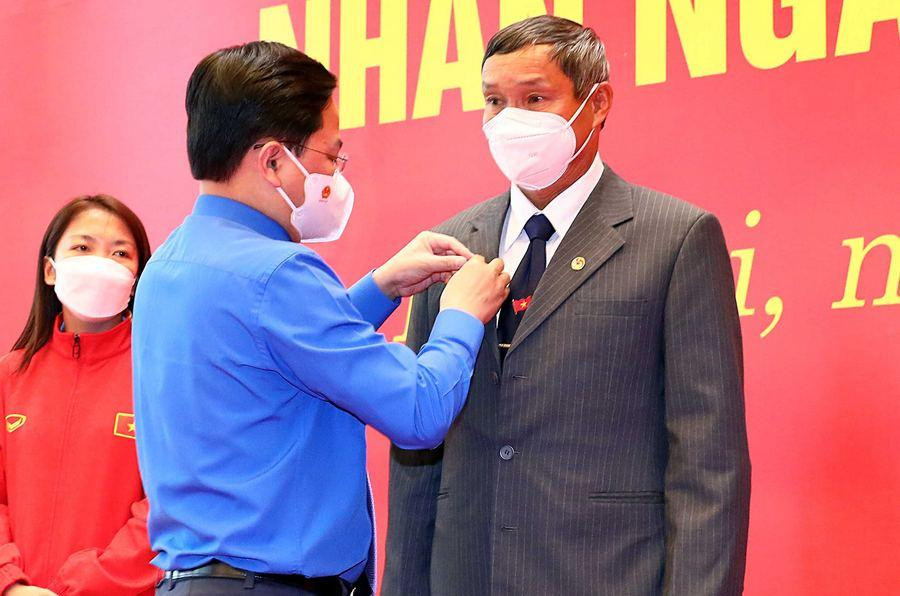 Anh Nguyễn Anh Tuấn - Ủy viên T.Ư Đảng, Bí thư thứ nhất T.Ư Đoàn trao Kỷ niệm chương "Vì thế hệ trẻ" cho huấn luyện viên Mai Đức Chung. Ảnh: BTC