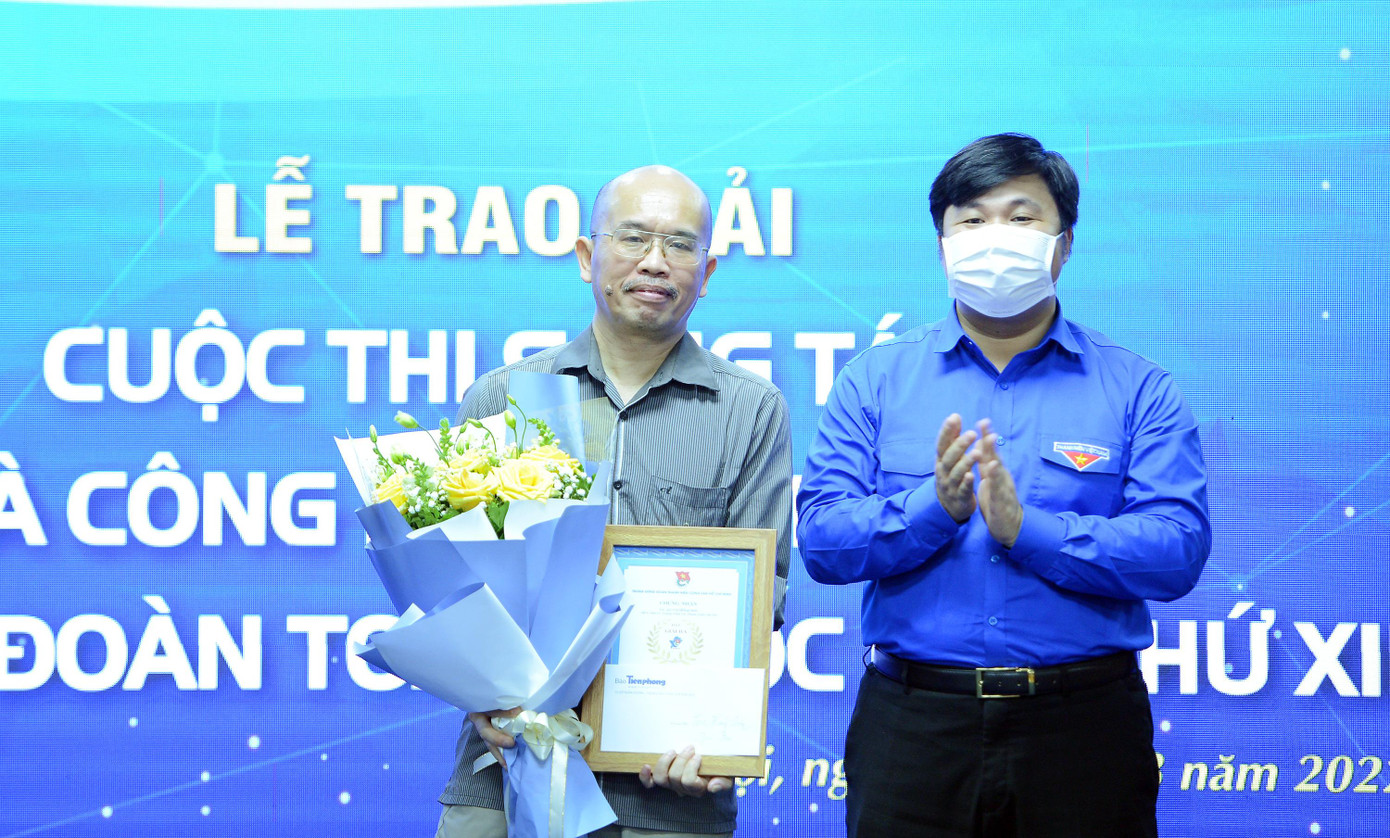 Anh Nguyễn Thái An, Ủy viên Ban Thường vụ, Trưởng Ban Tuyên giáo T.Ư Đoàn, trao tặng tác giả đoạt giải Ba