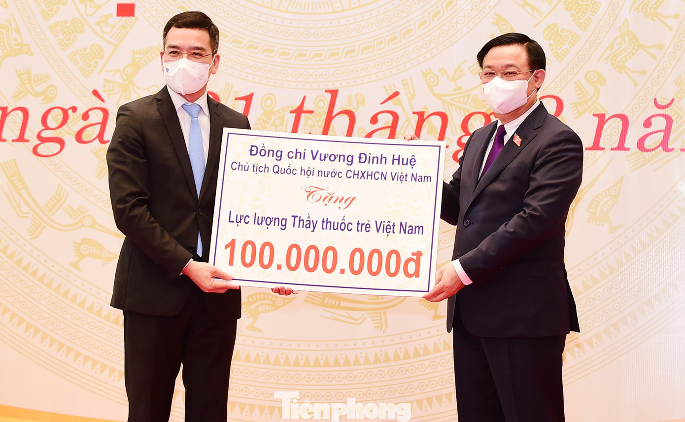 Dịp này Chủ tịch Quốc hội tặng lực lượng thầy thuốc trẻ Việt Nam 100 triệu đồng. Ảnh: Xuân Tùng