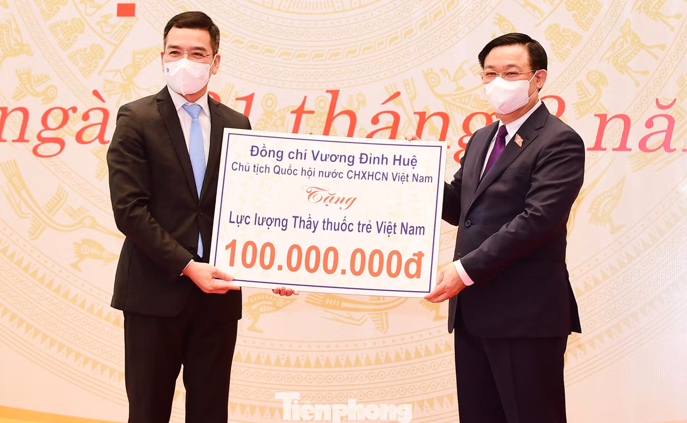 Dịp này Chủ tịch Quốc hội tặng lực lượng thầy thuốc trẻ Việt Nam 100 triệu đồng. Ảnh: Xuân Tùng Dịp này Chủ tịch Quốc hội tặng lực lượng thầy thuốc trẻ Việt Nam 100 triệu đồng. Ảnh: Xuân Tùng