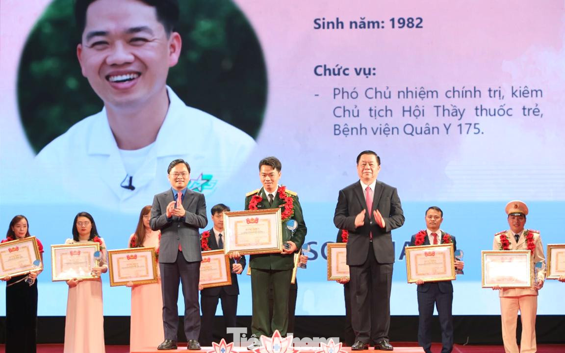 Trưởng Ban Tuyên giáo T.Ư Nguyễn Trọng Nghĩa và Bí thư thứ nhất T.Ư Đoàn trao khen thưởng cho các thầy thuốc trẻ Việt Nam tiêu biểu năm 2021. Trong ảnh, thầy thuốc trẻ Vũ Sơn Giang. Ảnh: Lâm Đăng Hải Trưởng Ban Tuyên giáo T.Ư Nguyễn Trọng Nghĩa và Bí thư thứ nhất T.Ư Đoàn trao khen thưởng cho các thầy thuốc trẻ Việt Nam tiêu biểu năm 2021. Trong ảnh, thầy thuốc trẻ Vũ Sơn Giang. Ảnh: Lâm Đăng Hải