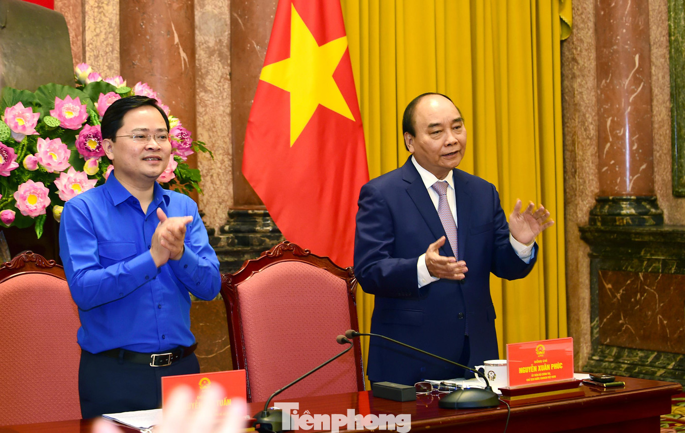 Tại buổi gặp mặt, Chủ tịch nước Nguyễn Xuân Phúc và các đại biểu đã cùng hát vang ca khúc về Đoàn, về tuổi trẻ. Tại buổi gặp mặt, Chủ tịch nước Nguyễn Xuân Phúc và các đại biểu đã cùng hát vang ca khúc về Đoàn, về tuổi trẻ.