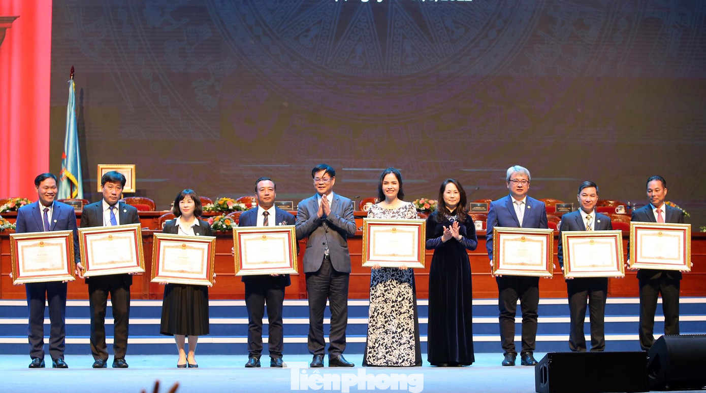 Ông Huỳnh Tuấn Việt, Ủy viên T.Ư Đảng, Bí thư Đảng ủy Khối các cơ quan T.Ư; và bà Lâm Phương Thanh, Ủy viên T.Ư Đảng, Phó Chánh Văn phòng T.Ư Đảng trao Bằng khen của Thủ tướng tặng các cá nhân. Ảnh: Lâm Đăng Hải Ông Huỳnh Tuấn Việt, Ủy viên T.Ư Đảng, Bí thư Đảng ủy Khối các cơ quan T.Ư; và bà Lâm Phương Thanh, Ủy viên T.Ư Đảng, Phó Chánh Văn phòng T.Ư Đảng trao Bằng khen của Thủ tướng tặng các cá nhân. Ảnh: Lâm Đăng Hải