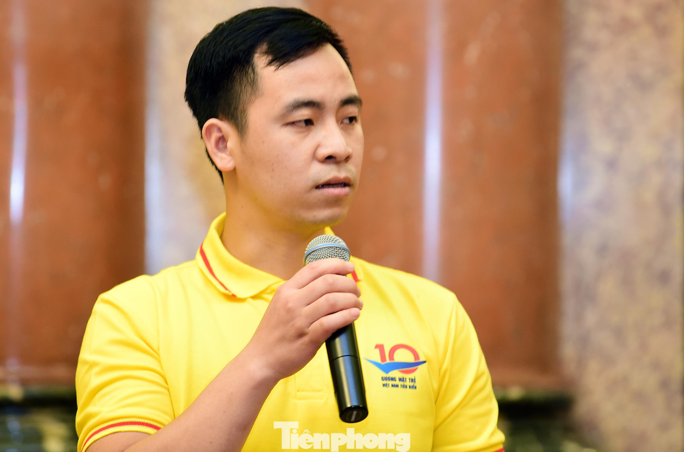 Đại uý Lê Xuân Nam - gương mặt trẻ Việt Nam tiêu biểu lĩnh vực an ninh trật tự, báo cáo về những khó khăn, thách thức trong công tác, cũng như chiến công lập được trong thời gian qua. Đại uý Lê Xuân Nam - gương mặt trẻ Việt Nam tiêu biểu lĩnh vực an ninh trật tự, báo cáo về những khó khăn, thách thức trong công tác, cũng như chiến công lập được trong thời gian qua.