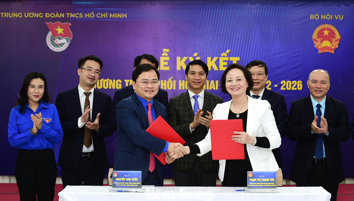 Anh Nguyễn Anh Tuấn và bà Phạm Thị Thanh Trà ký kết chương trình phối hợp hai bên. Ảnh: Xuân Tùng