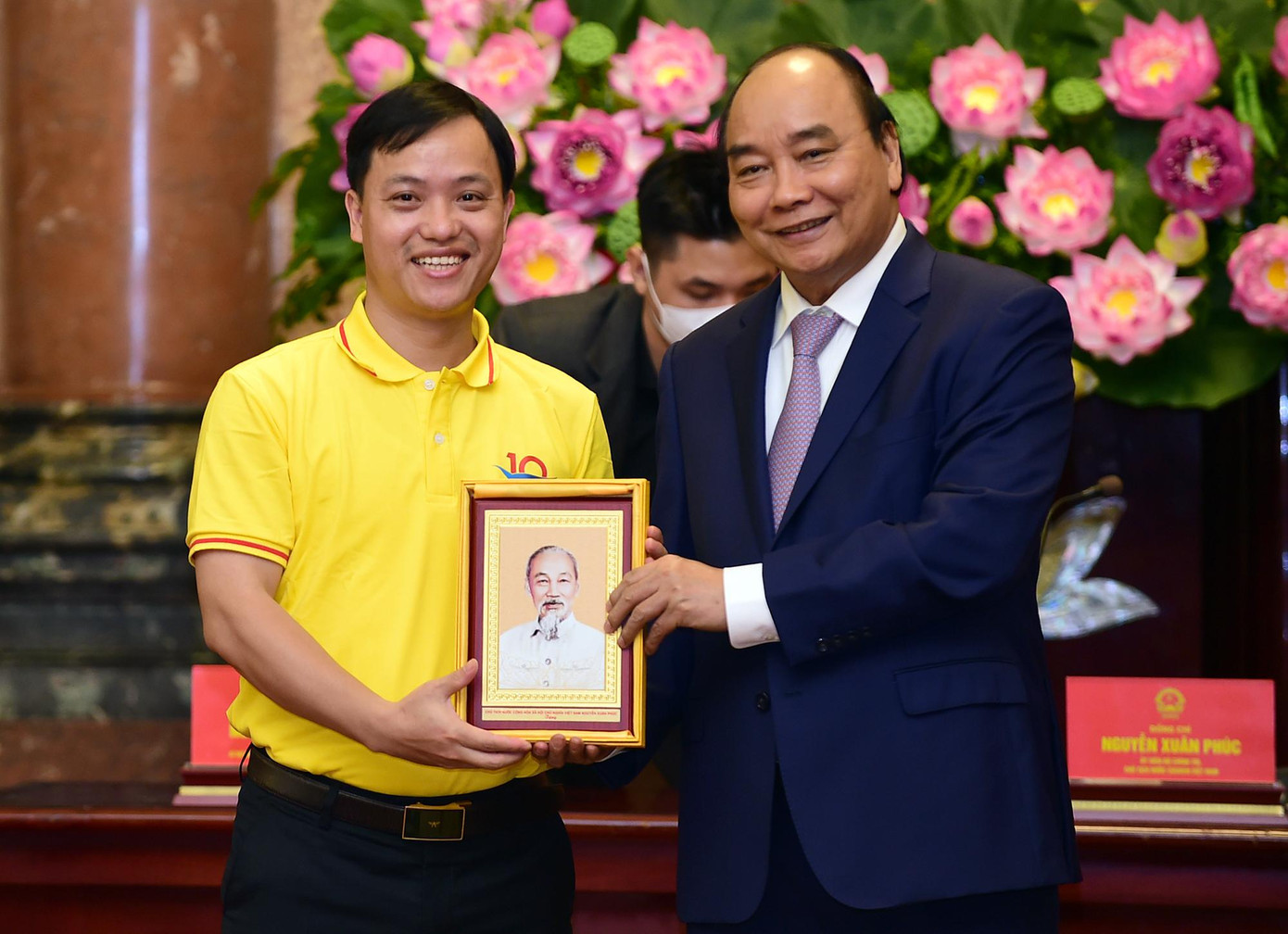 Chủ tịch nước Nguyễn Xuân Phúc tặng chân dung Chủ tịch Hồ Chí Minh cho Gương mặt trẻ tiêu biểu năm 2021 Hồ Xuân Vinh. Chủ tịch nước Nguyễn Xuân Phúc tặng chân dung Chủ tịch Hồ Chí Minh cho Gương mặt trẻ tiêu biểu năm 2021 Hồ Xuân Vinh.