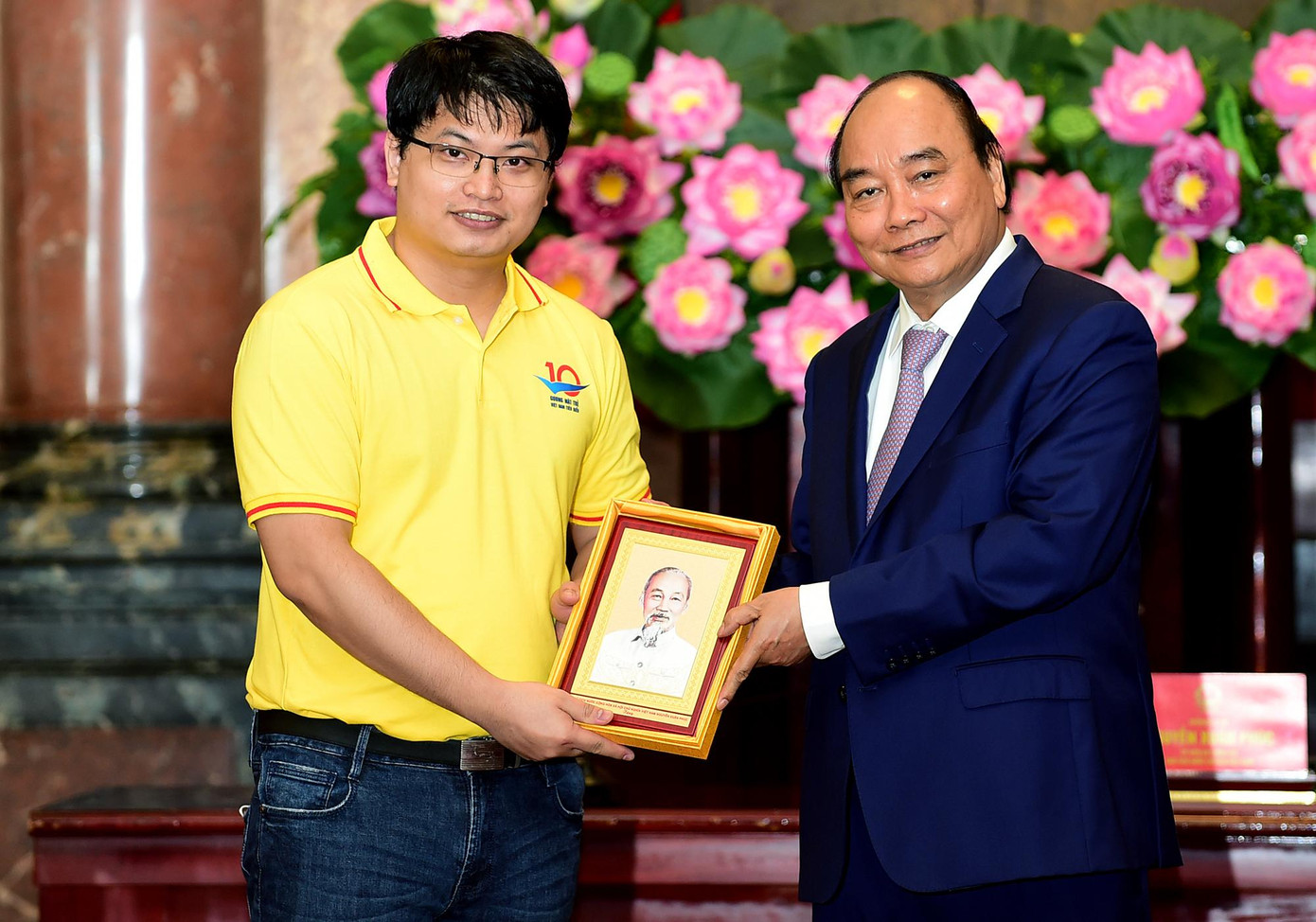 Chủ tịch nước Nguyễn Xuân Phúc tặng chân dung Chủ tịch Hồ Chí Minh cho Gương mặt trẻ Việt Nam triển vọng - TS Trương Thanh Tùng. Chủ tịch nước Nguyễn Xuân Phúc tặng chân dung Chủ tịch Hồ Chí Minh cho Gương mặt trẻ Việt Nam triển vọng - TS Trương Thanh Tùng.