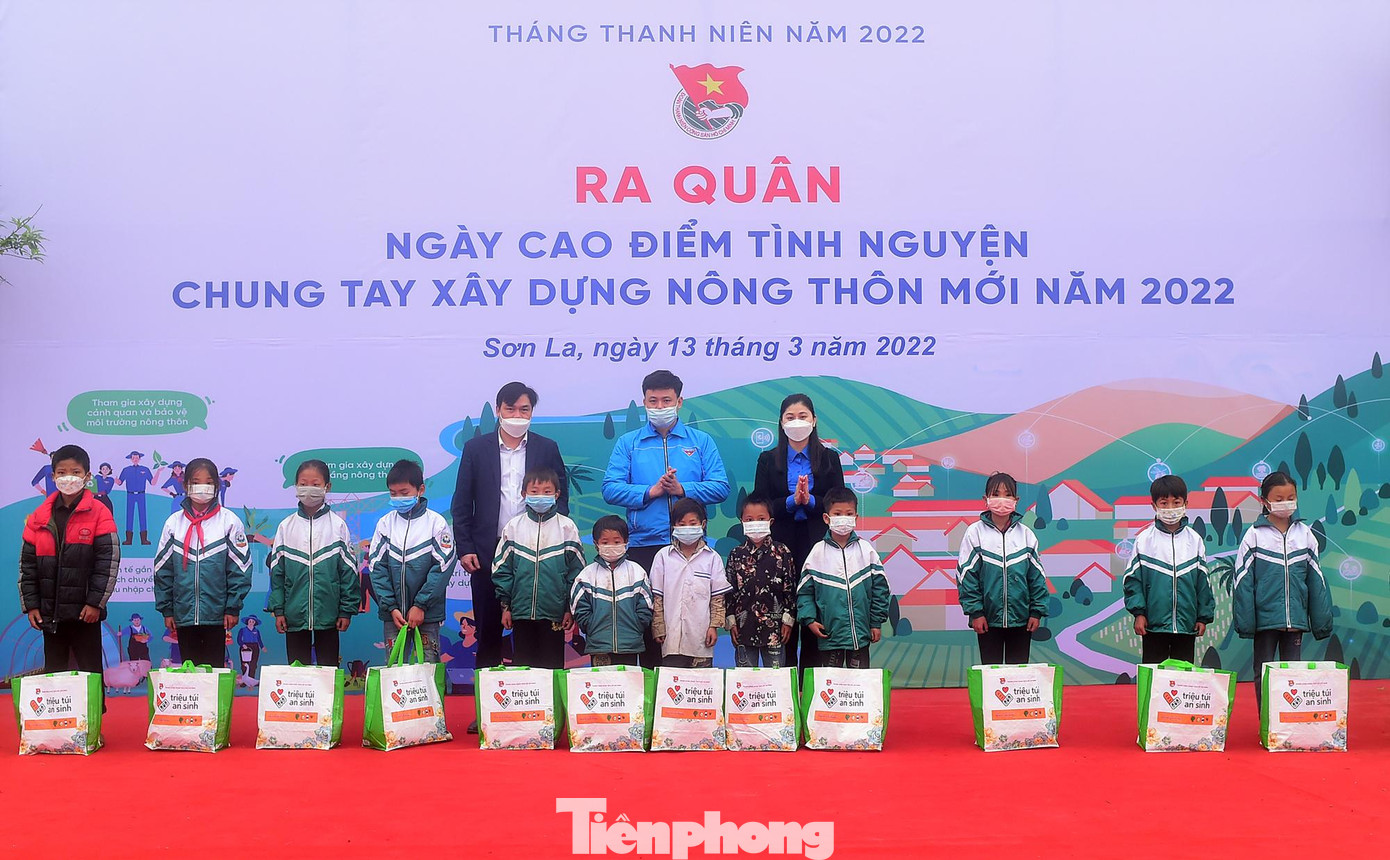 Nhiều suất quà trao tặng các em học sinh Nhiều suất quà trao tặng các em học sinh