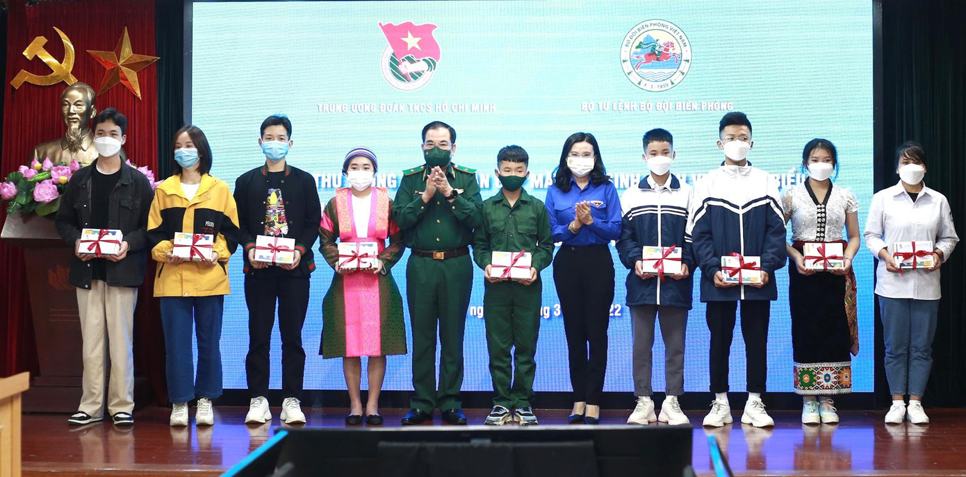 T.Ư Đoàn tặng nhiều phần quà ý nghĩa đến các em học sinh, sinh viên. Ảnh: K.A