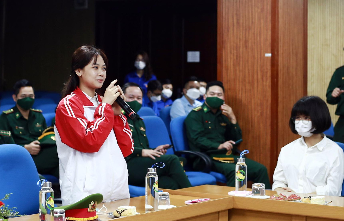 Tại buổi gặp gỡ đã có nhiều chia sẻ từ các em học sinh, sinh viên tiêu biểu chương trình "Nâng bước em tới trường - Con nuôi đồn Biên phòng". Ảnh: K.A