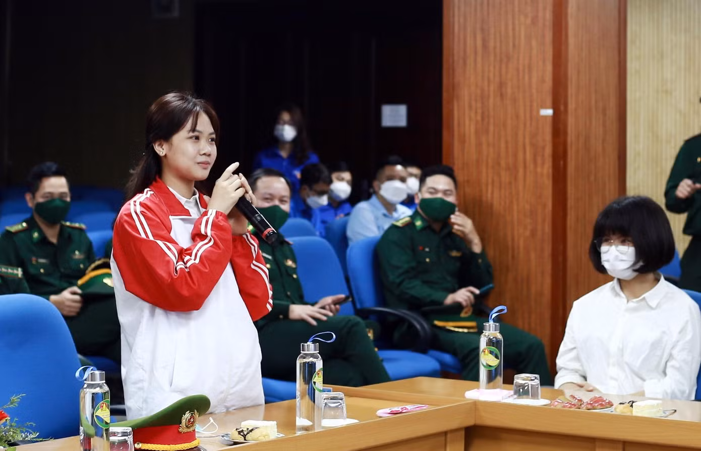Tại buổi gặp gỡ đã có nhiều chia sẻ từ các em học sinh, sinh viên tiêu biểu chương trình "Nâng bước em tới trường - Con nuôi đồn Biên phòng". Ảnh: K.A Tại buổi gặp gỡ đã có nhiều chia sẻ từ các em học sinh, sinh viên tiêu biểu chương trình "Nâng bước em tới trường - Con nuôi đồn Biên phòng". Ảnh: K.A