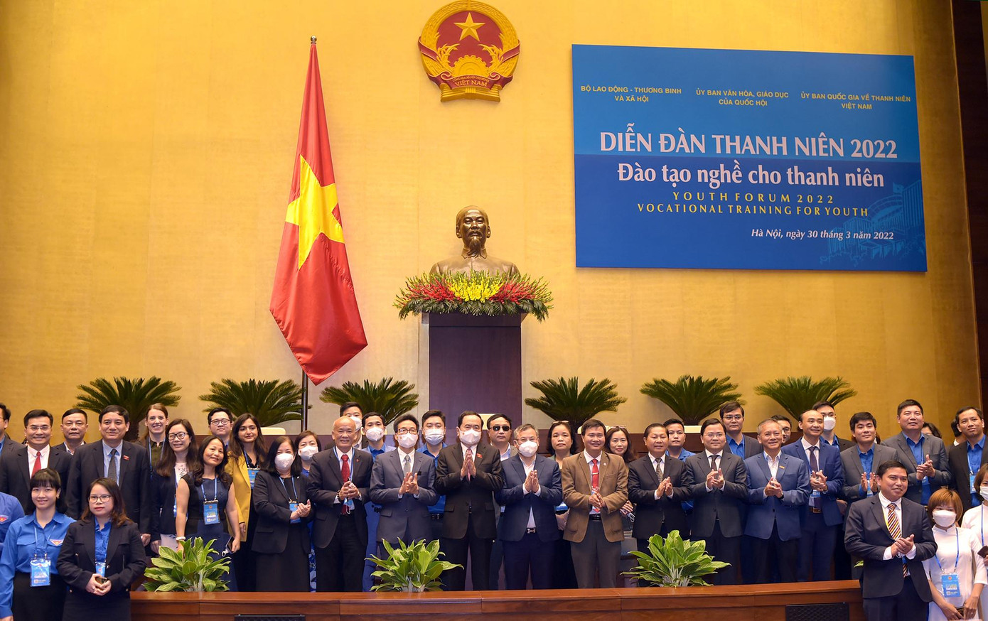 Lãnh đạo Quốc hội, Chính phủ, các bộ ngành và UBQG về Thanh niên Việt Nam chụp ảnh cùng đại biểu tham dự Diễn đàn