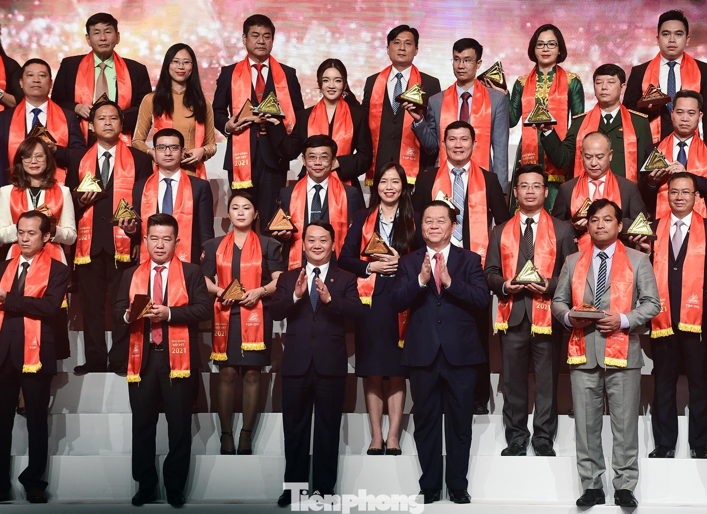 Bí thư T.Ư Đảng, Trưởng Ban Tuyên giáo T.Ư Nguyễn Trọng Nghĩa và Bộ trưởng, Chủ nhiệm Ủy ban Dân tộc Hầu A Lềnh trao giải Top 100 Sao Vàng đất Việt năm 2021 Bí thư T.Ư Đảng, Trưởng Ban Tuyên giáo T.Ư Nguyễn Trọng Nghĩa và Bộ trưởng, Chủ nhiệm Ủy ban Dân tộc Hầu A Lềnh trao giải Top 100 Sao Vàng đất Việt năm 2021