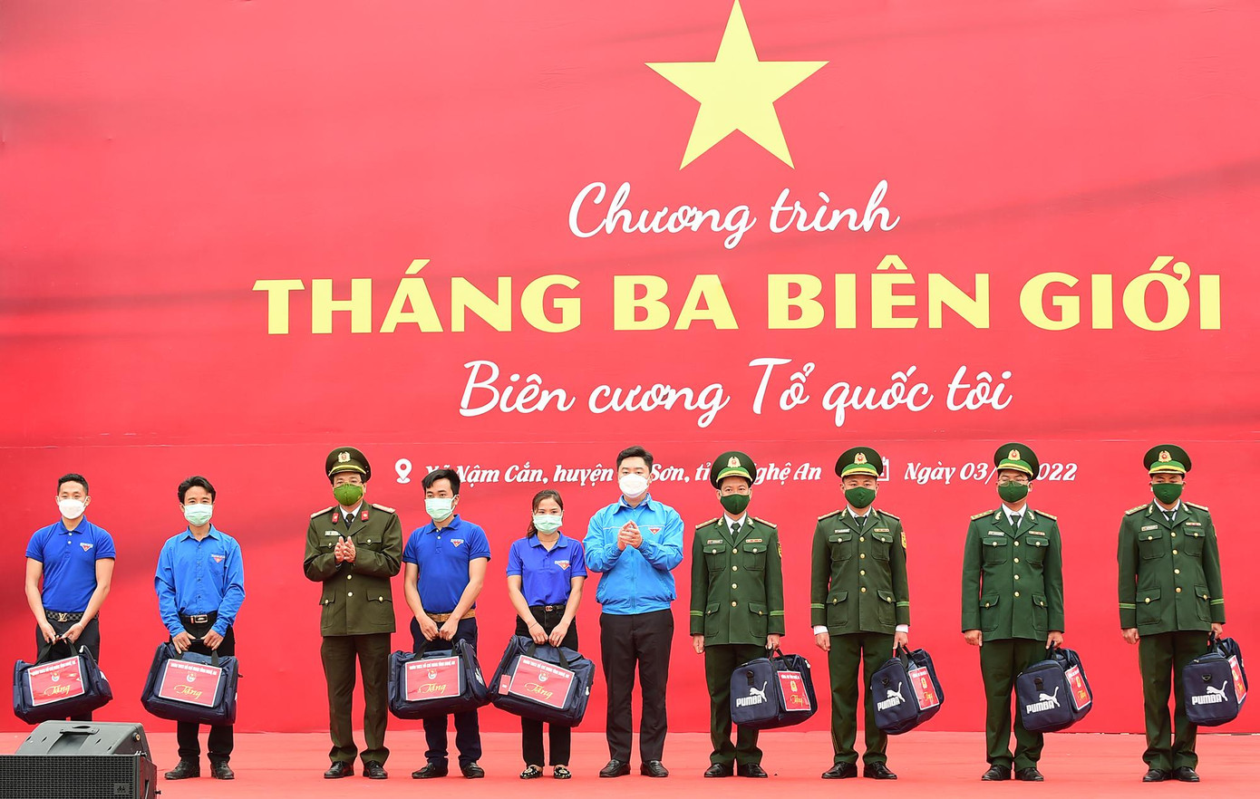 Anh Lê Văn Lương, Bí thư Tỉnh Đoàn Nghệ An tặng quà đội Thanh niên xung kích giữ yên biên giới tại Nghệ An Anh Lê Văn Lương, Bí thư Tỉnh Đoàn Nghệ An tặng quà đội Thanh niên xung kích giữ yên biên giới tại Nghệ An
