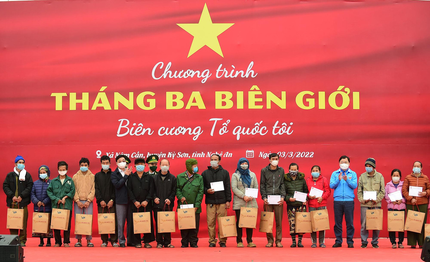 Anh Nguyễn Anh Tuấn và ông Nguyễn Văn Thông tặng quà các hộ gia đình chính sách, gia đình TNXP, người có uy tín trong đồng bào dân tộc tại Nghệ An Anh Nguyễn Anh Tuấn và ông Nguyễn Văn Thông tặng quà các hộ gia đình chính sách, gia đình TNXP, người có uy tín trong đồng bào dân tộc tại Nghệ An