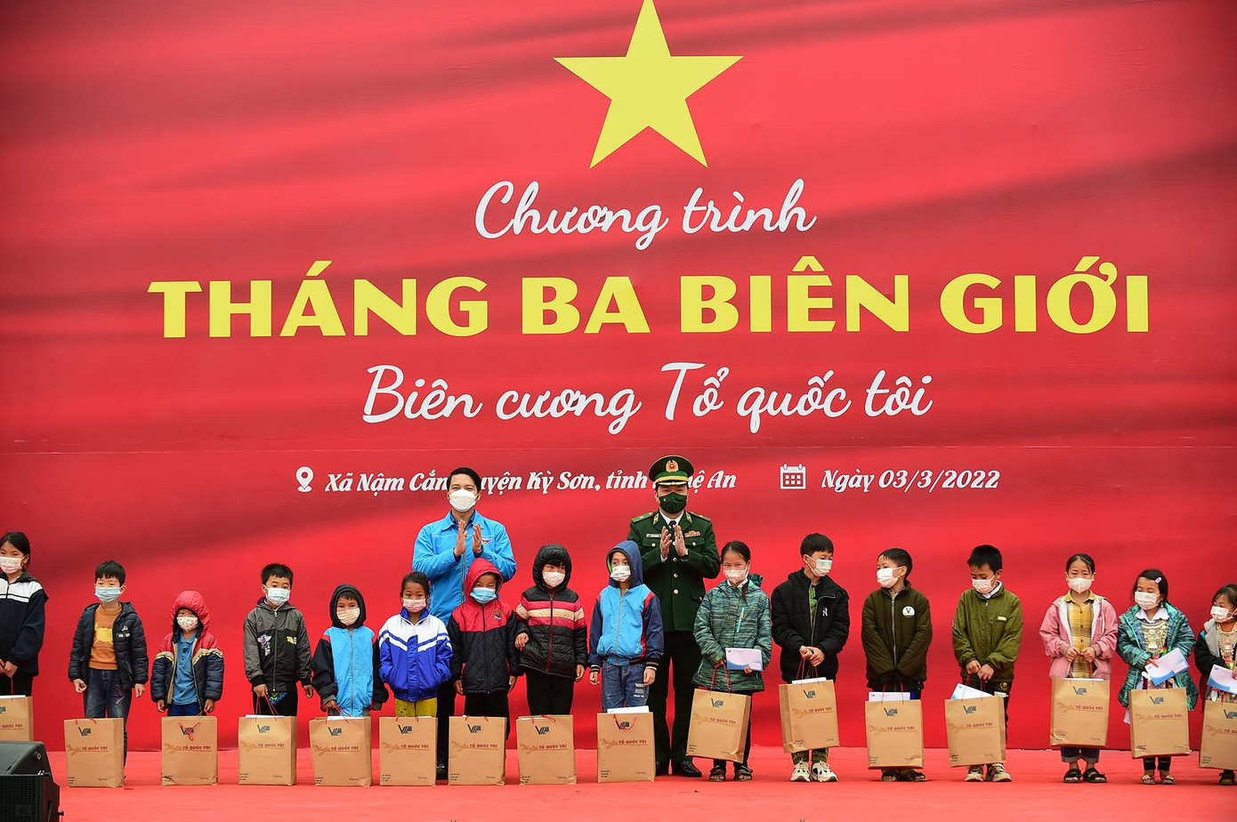 Anh Nguyễn Ngọc Lương và thiếu tướng Trần Văn Bừng tặng quà các em học sinh dân tộc có hoàn cảnh khó khăn. Anh Nguyễn Ngọc Lương và thiếu tướng Trần Văn Bừng tặng quà các em học sinh dân tộc có hoàn cảnh khó khăn.