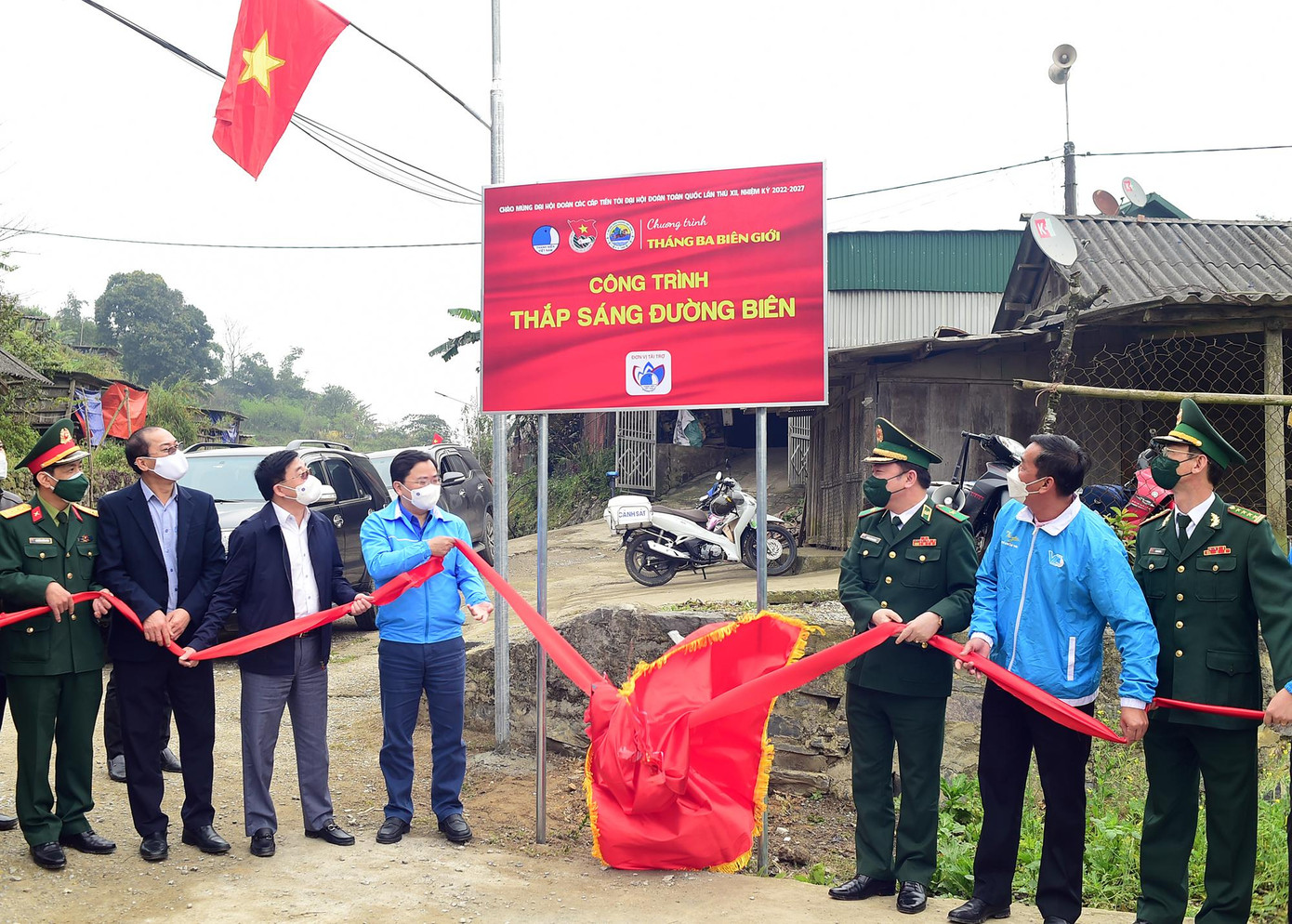 Các đại biểu khánh thành công trình "Thắp sáng đường biên" tại Nghệ An Các đại biểu khánh thành công trình "Thắp sáng đường biên" tại Nghệ An