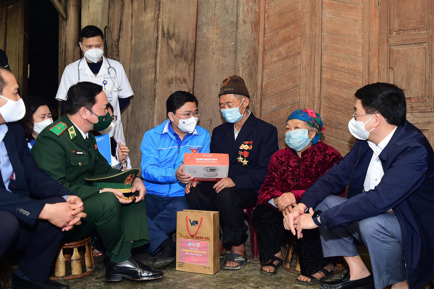 Anh Nguyễn Anh Tuấn; ông Nguyễn Văn Thông và thiếu tướng Trần Văn Bừng thăm hỏi, tặng quà Hờ Tồng Rê xã Nậm Cắn, huyện Kỳ Sơn, tỉnh Nghệ An Anh Nguyễn Anh Tuấn; ông Nguyễn Văn Thông và thiếu tướng Trần Văn Bừng thăm hỏi, tặng quà Hờ Tồng Rê xã Nậm Cắn, huyện Kỳ Sơn, tỉnh Nghệ An