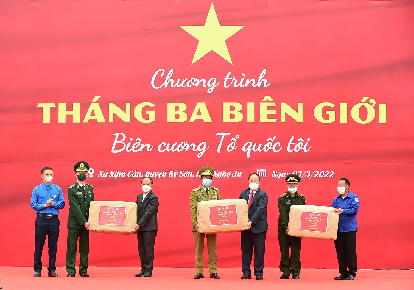 Ban Tổ chức tặng quà Huyện Đoàn và Bộ đội biên phòng huyện Noọng Hét, tỉnh Xiêng Khoảng Ban Tổ chức tặng quà Huyện Đoàn và Bộ đội biên phòng huyện Noọng Hét, tỉnh Xiêng Khoảng