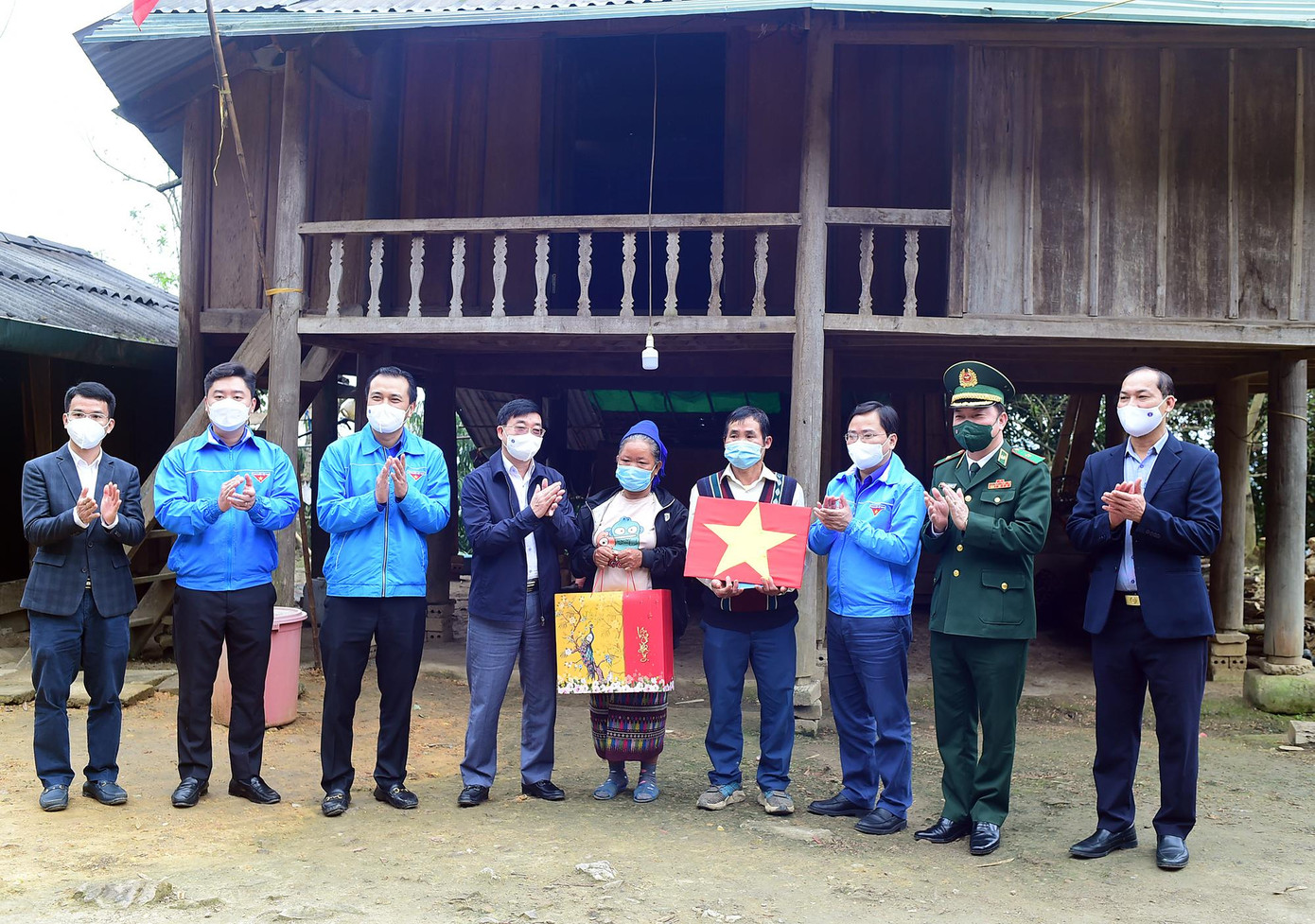 Đoàn tặng cờ Tổ quốc và quà tới gia đình Lo Văn Xiêng ở xã Nậm Cắn, huyện Kỳ Sơn, tỉnh Nghệ An Đoàn tặng cờ Tổ quốc và quà tới gia đình Lo Văn Xiêng ở xã Nậm Cắn, huyện Kỳ Sơn, tỉnh Nghệ An