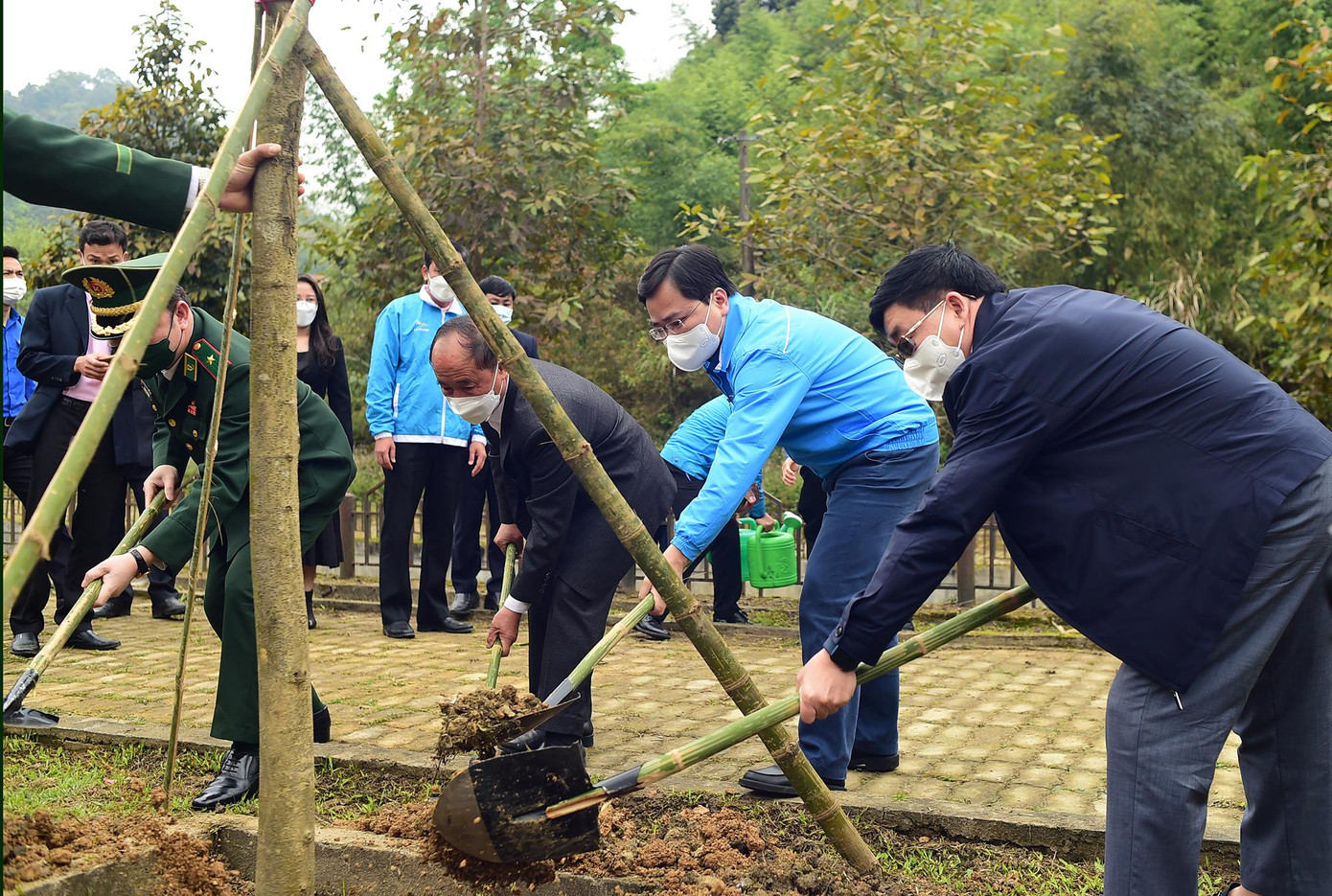 Các đại biểu trồng cây trong công trình hàng cây thanh niên "Tôi yêu Tổ quốc tôi" Các đại biểu trồng cây trong công trình hàng cây thanh niên "Tôi yêu Tổ quốc tôi"