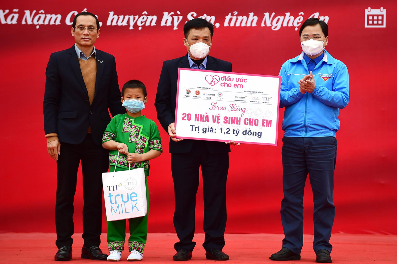 Anh Nguyễn Anh Tuấn và đại diện Tập đoàn TH True Milk trao biển 20 công trình Nhà vệ sinh cho em Anh Nguyễn Anh Tuấn và đại diện Tập đoàn TH True Milk trao biển 20 công trình Nhà vệ sinh cho em