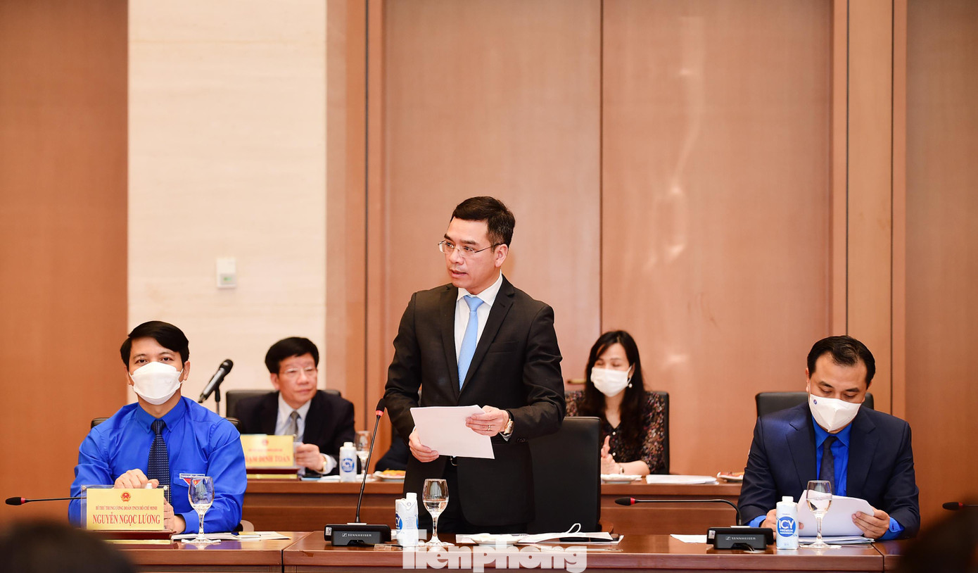 Chủ tịch Hội Thầy thuốc trẻ Việt Nam Hà Anh Đức báo cáo tại chương trình. Ảnh: Xuân Tùng