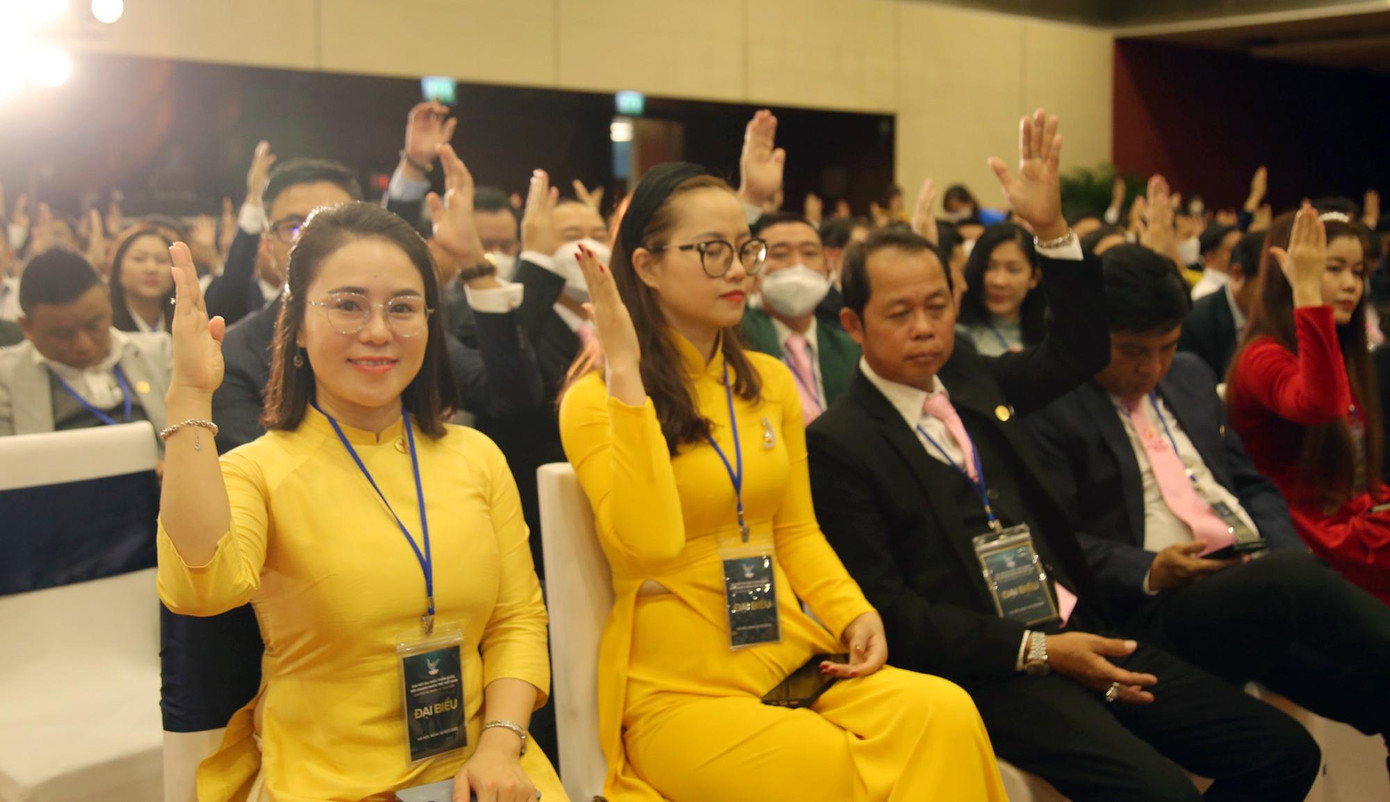 Các đại biểu biểu quyết tại Đại hội