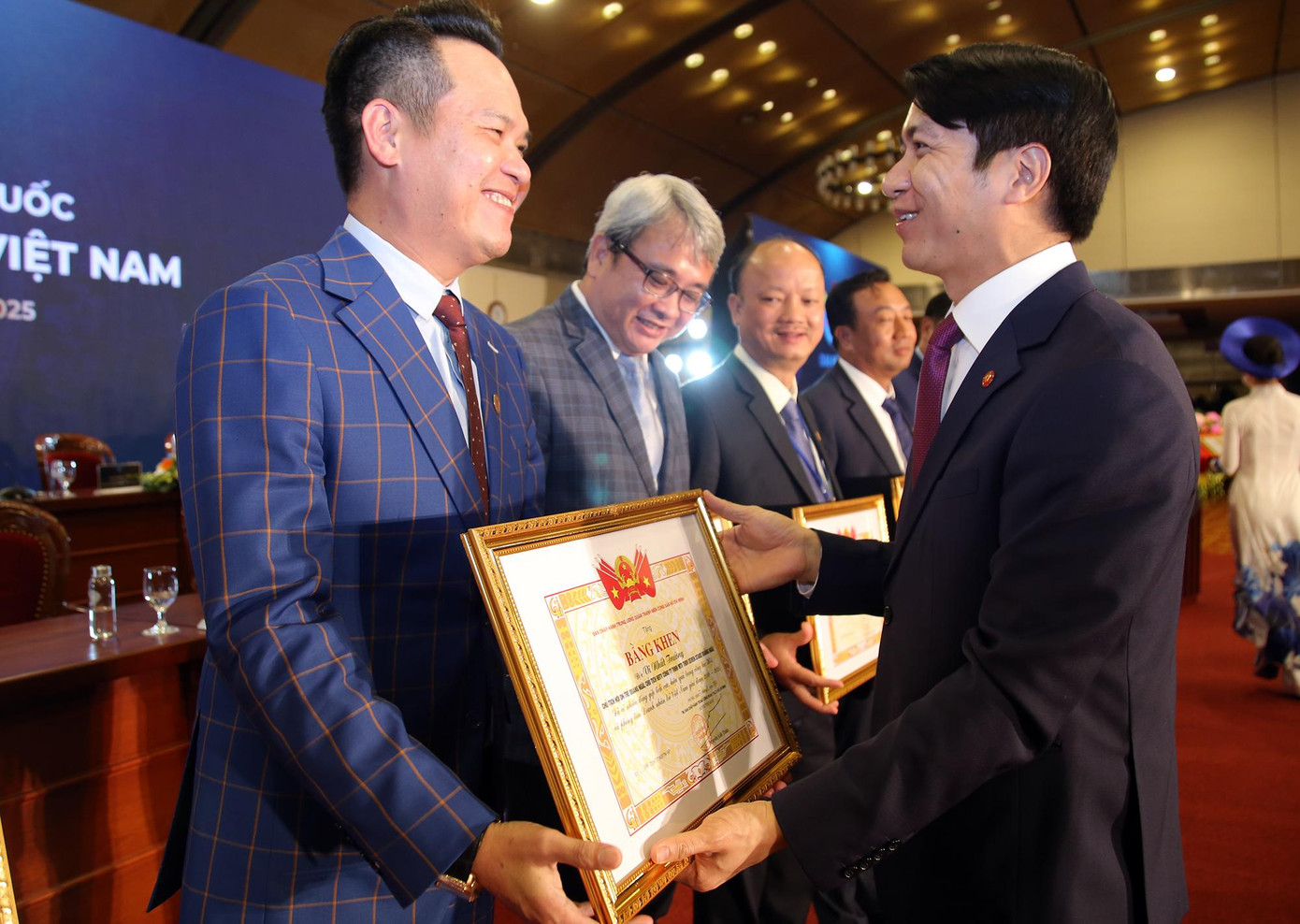 Anh Nguyễn Ngọc Lương trao Bằng khen của T.Ư Đoàn cho các cá nhân