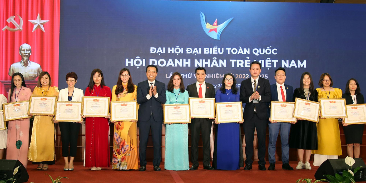 Các cá nhân nhận Bằng khen của T.Ư Hội LHTN Việt Nam