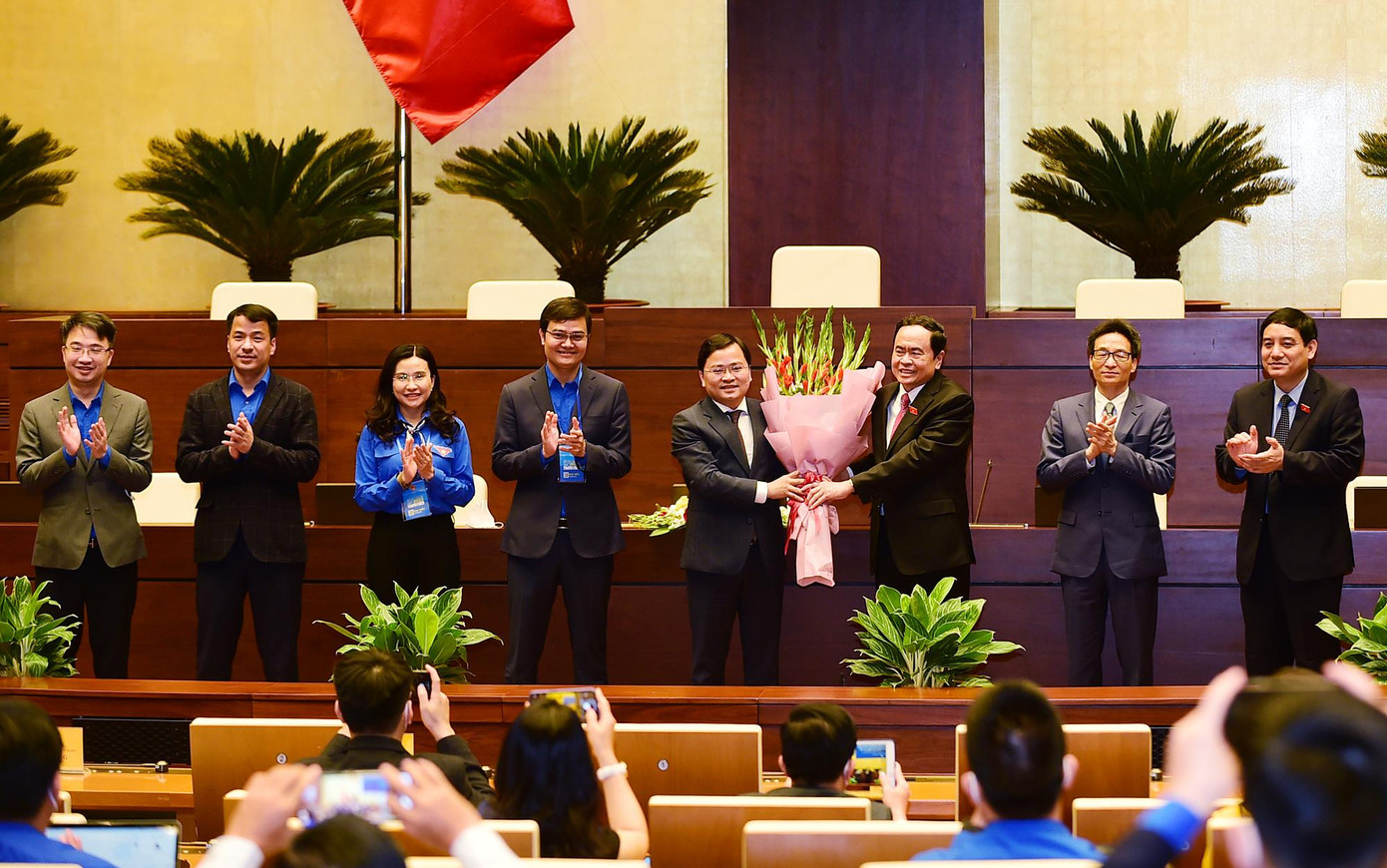 Ông Trần Thanh Mẫn tặng hoa chúc mừng Ban Bí thư T.Ư Đoàn