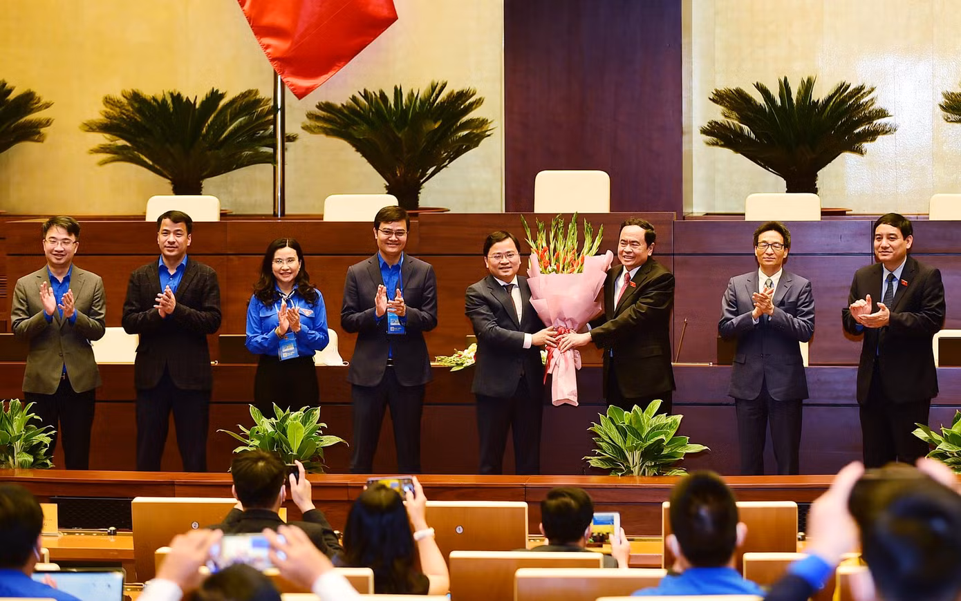 Ông Trần Thanh Mẫn tặng hoa chúc mừng Ban Bí thư T.Ư Đoàn