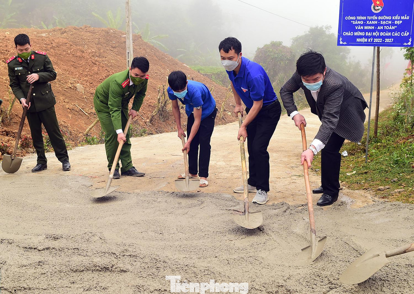 Đoàn viên thanh niên tham gia làm đường Đoàn viên thanh niên tham gia làm đường