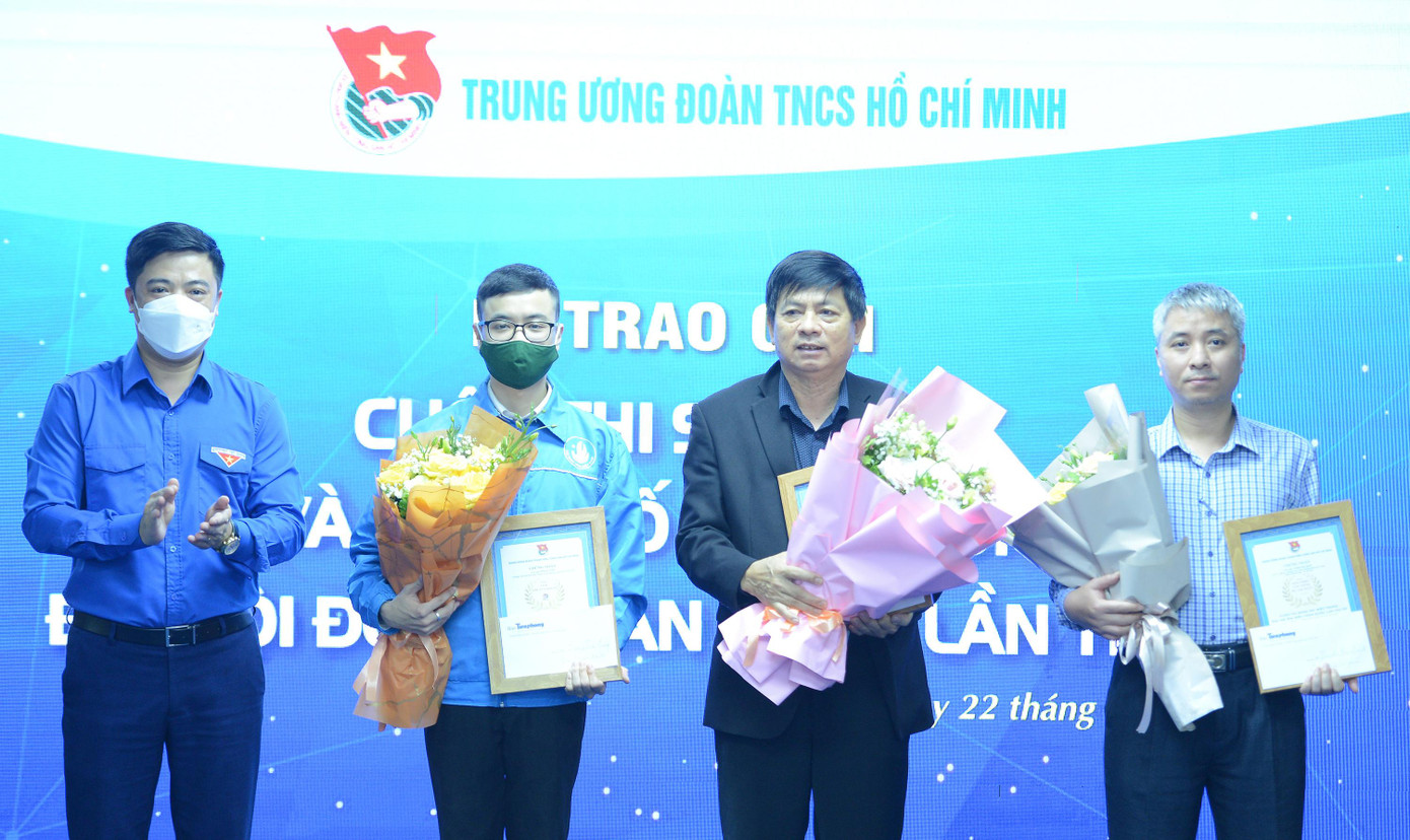 Anh Trần Văn Đông, Ủy viên Ban Thường vụ, Phó Chánh Văn phòng T.Ư Đoàn, trao tặng các tác giả đoạt giải Khuyến khích. Ảnh: Dương Triều