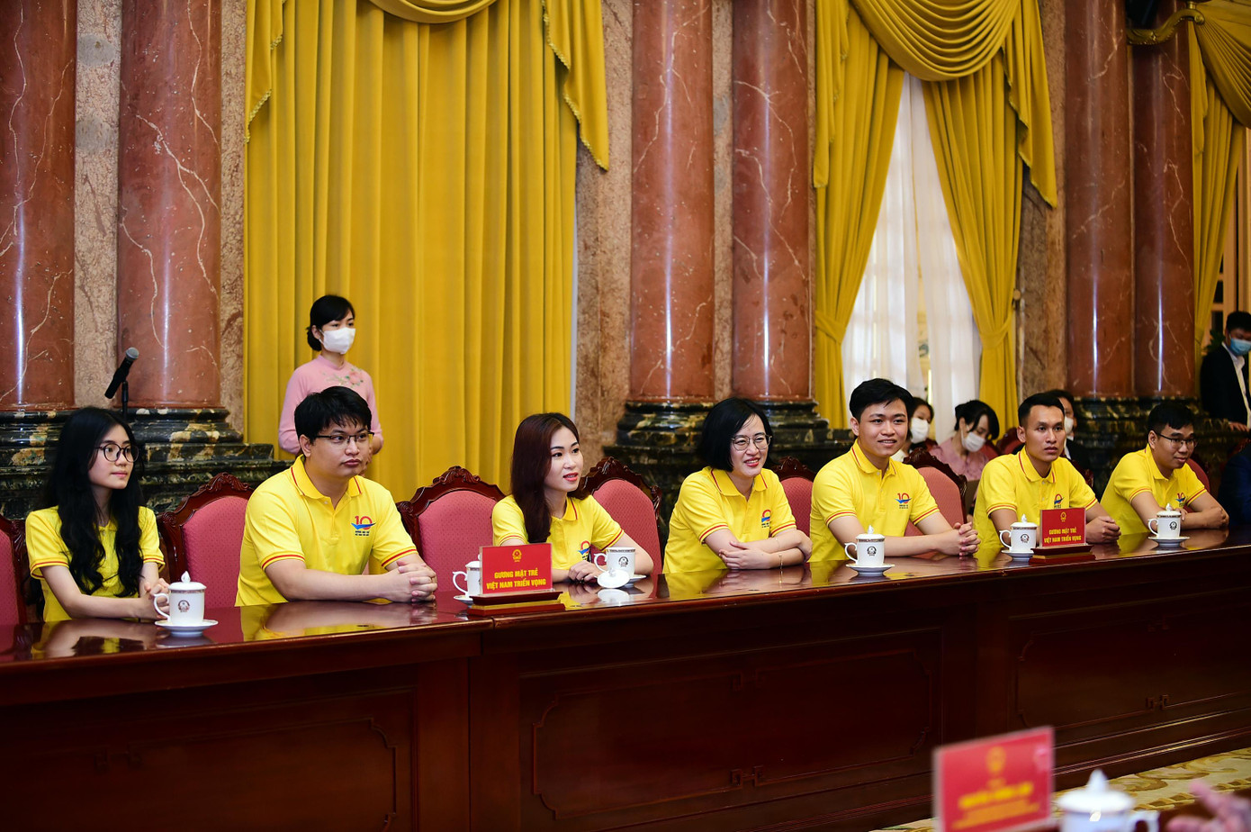 Các gương mặt trẻ triển vọng năm 2021 tiếp kiến Chủ tịch nước. Ảnh: Xuân Tùng Các gương mặt trẻ triển vọng năm 2021 tiếp kiến Chủ tịch nước. Ảnh: Xuân Tùng