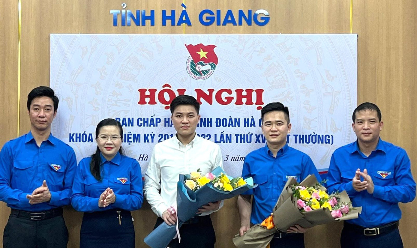 Bí thư Tỉnh Đoàn Hà Giang Đỗ Thị Hương tặng hoa chúc mừng hai tân Phó Bí thư Tỉnh Đoàn Hà Giang Bí thư Tỉnh Đoàn Hà Giang Đỗ Thị Hương tặng hoa chúc mừng hai tân Phó Bí thư Tỉnh Đoàn Hà Giang