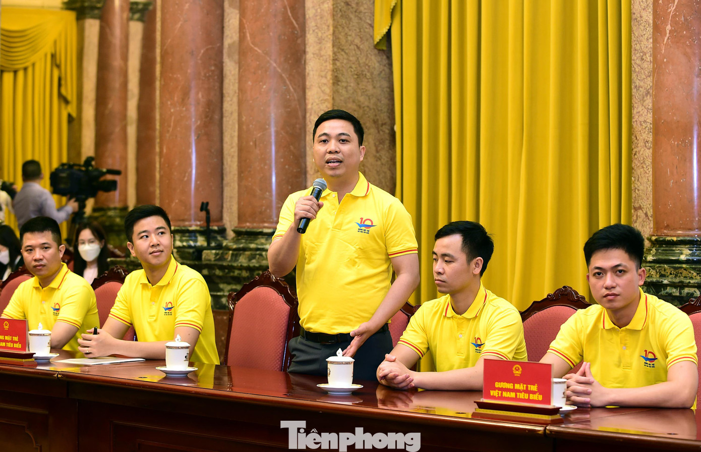 Các gương mặt trẻ tiêu biểu và triển vọng đã báo cáo với Chủ tịch nước Nguyễn Xuân Phúc về nỗ lực phấn đấu và thành tích đạt được gắn với lĩnh vực đang công tác. Trong ảnh, anh Vũ Gia Luyện - gương mặt trẻ Việt Nam tiêu biểu lĩnh vực kinh doanh khởi nghiệp báo cáo. Các gương mặt trẻ tiêu biểu và triển vọng đã báo cáo với Chủ tịch nước Nguyễn Xuân Phúc về nỗ lực phấn đấu và thành tích đạt được gắn với lĩnh vực đang công tác. Trong ảnh, anh Vũ Gia Luyện - gương mặt trẻ Việt Nam tiêu biểu lĩnh vực kinh doanh khởi nghiệp báo cáo.