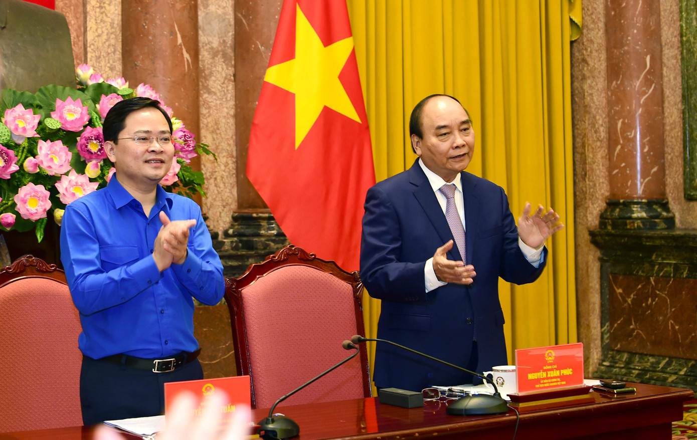 Tại buổi gặp mặt, Chủ tịch nước Nguyễn Xuân Phúc và các đại biểu đã cùng hát vang ca khúc về Đoàn, về tuổi trẻ.