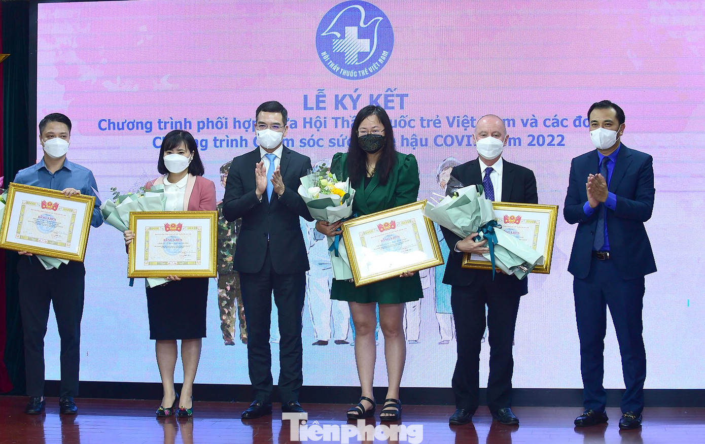 Dịp này, T.Ư Hội Thầy thuốc trẻ Việt Nam tặng Bằng khen cho tập thể, cá nhân có đóng góp trong công tác phòng chống dịch. Ảnh: Xuân Tùng Dịp này, T.Ư Hội Thầy thuốc trẻ Việt Nam tặng Bằng khen cho tập thể, cá nhân có đóng góp trong công tác phòng chống dịch. Ảnh: Xuân Tùng