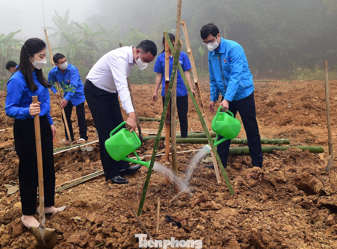 Các đại biểu và đoàn viên thanh niên tham gia trồng cây sau lễ phát động Các đại biểu và đoàn viên thanh niên tham gia trồng cây sau lễ phát động