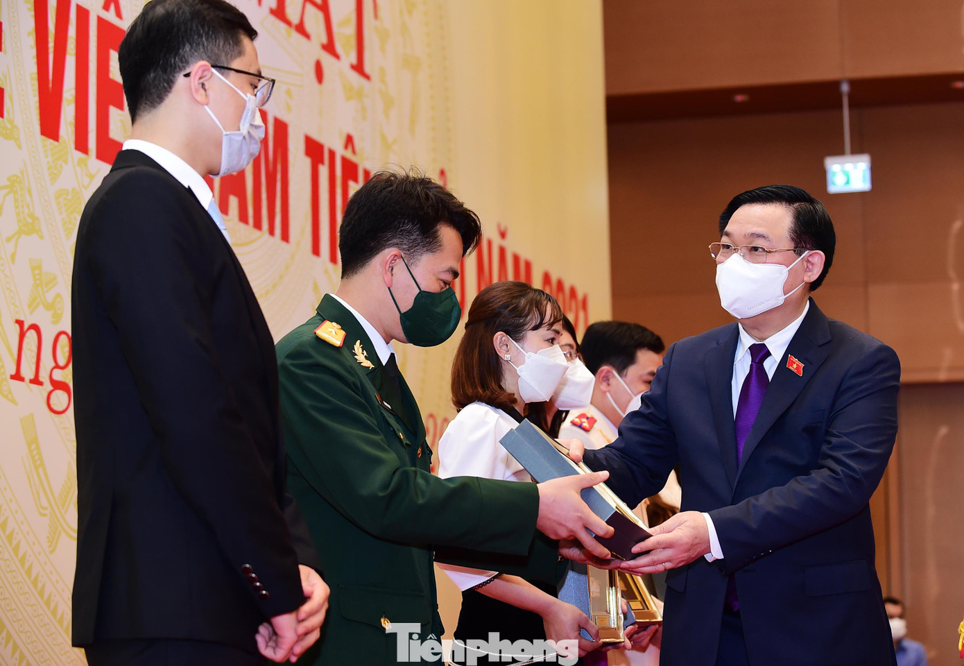 Chủ tịch Quốc hội Vương Đình Huệ tặng quà các thầy thuốc trẻ Việt Nam tiêu biểu năm 2021. Ảnh: Xuân Tùng