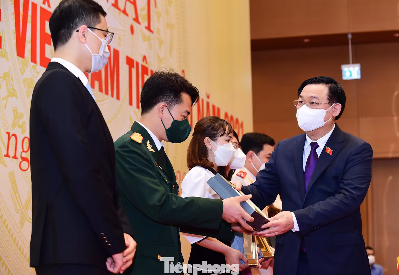 Chủ tịch Quốc hội Vương Đình Huệ tặng quà các thầy thuốc trẻ Việt Nam tiêu biểu năm 2021. Ảnh: Xuân Tùng Chủ tịch Quốc hội Vương Đình Huệ tặng quà các thầy thuốc trẻ Việt Nam tiêu biểu năm 2021. Ảnh: Xuân Tùng