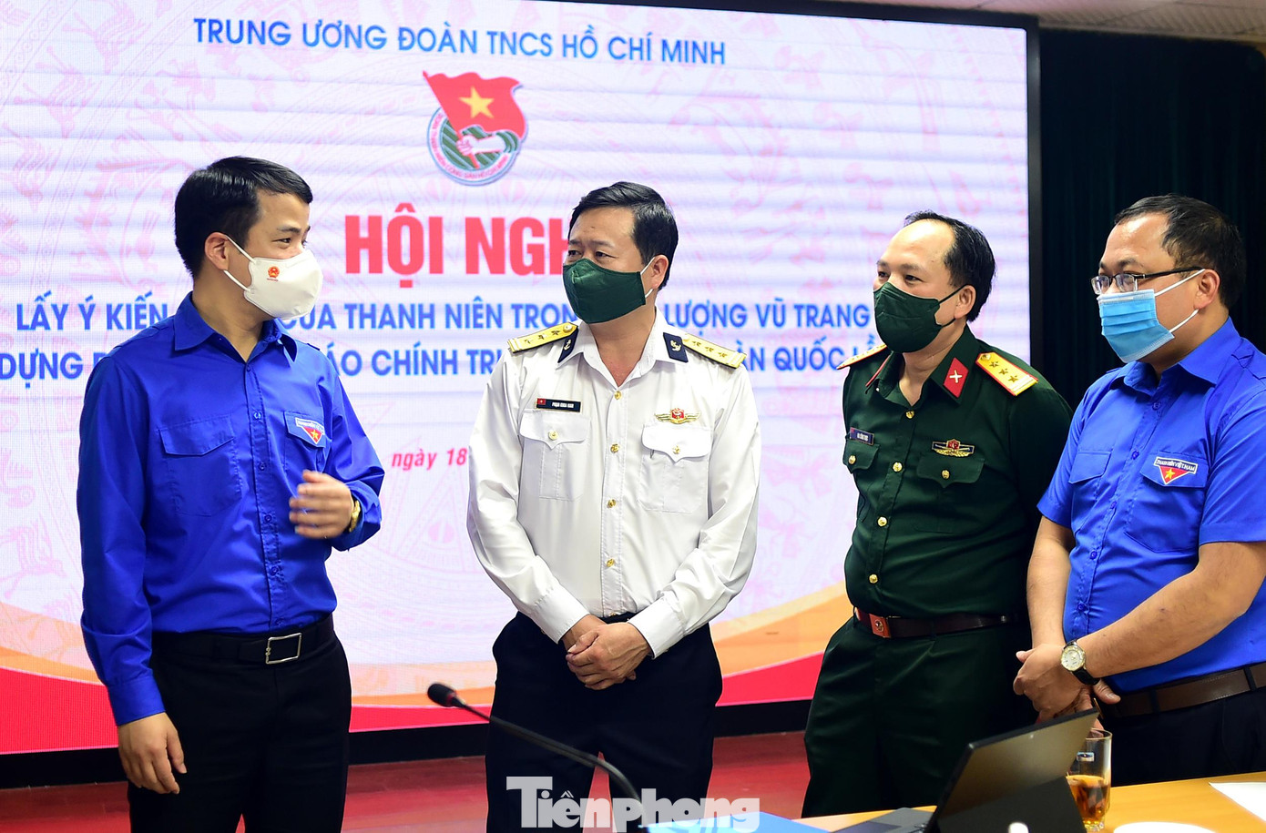 Bí thư T.Ư Đoàn trao đổi với các đại biểu tham dự Hội nghị. Ảnh: Xuân Tùng