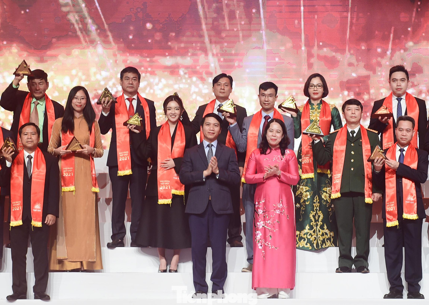 Phó Chủ tịch nước Võ Thị Ánh Xuân và Bí thư T.Ư Đoàn, Chủ tịch Hội LHTN Việt Nam Nguyễn Ngọc Lương trao giải Top 100 Sao Vàng đất Việt năm 2021 Phó Chủ tịch nước Võ Thị Ánh Xuân và Bí thư T.Ư Đoàn, Chủ tịch Hội LHTN Việt Nam Nguyễn Ngọc Lương trao giải Top 100 Sao Vàng đất Việt năm 2021