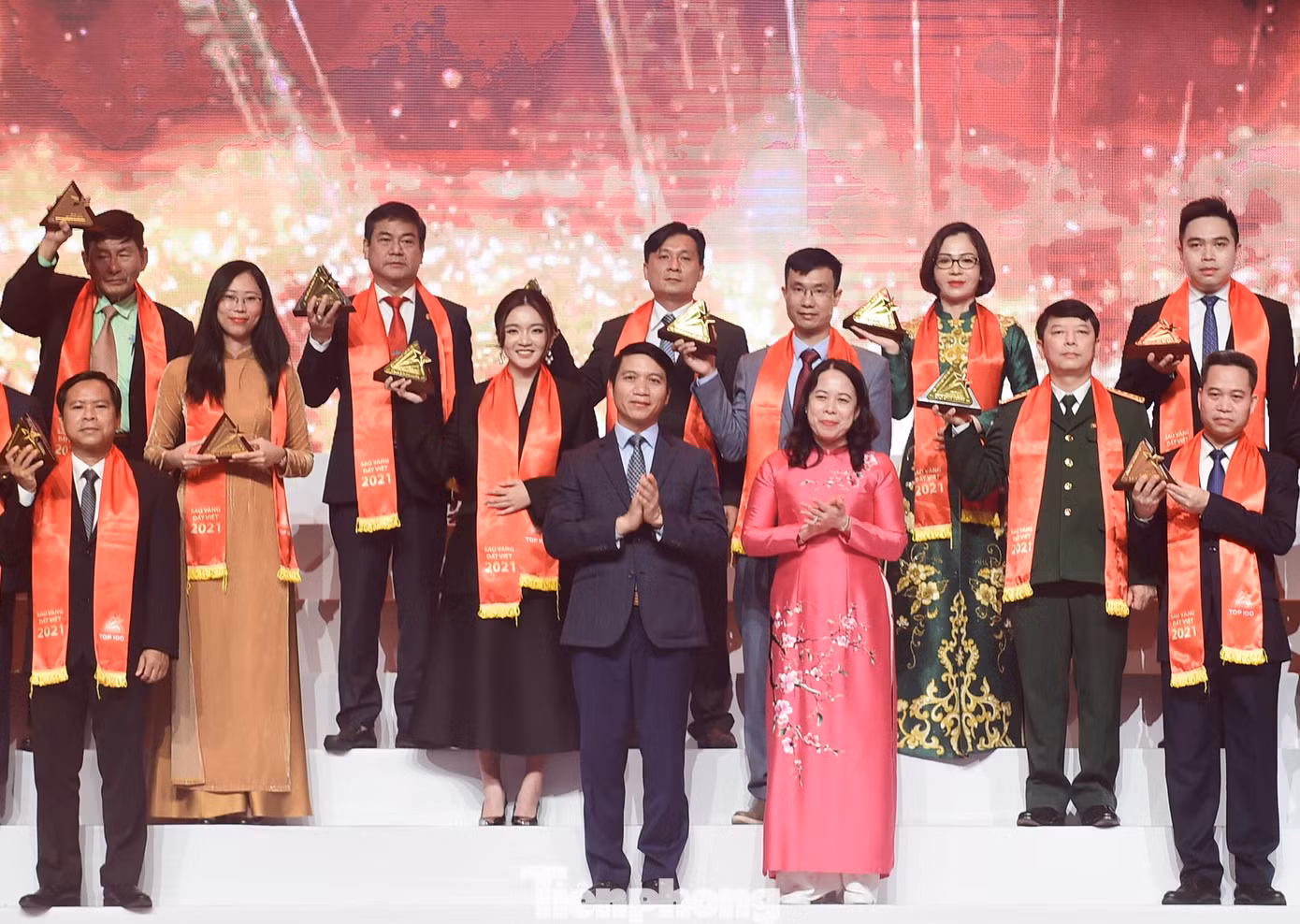 Phó Chủ tịch nước Võ Thị Ánh Xuân và Bí thư T.Ư Đoàn, Chủ tịch Hội LHTN Việt Nam Nguyễn Ngọc Lương trao giải Top 100 Sao Vàng đất Việt năm 2021 Phó Chủ tịch nước Võ Thị Ánh Xuân và Bí thư T.Ư Đoàn, Chủ tịch Hội LHTN Việt Nam Nguyễn Ngọc Lương trao giải Top 100 Sao Vàng đất Việt năm 2021