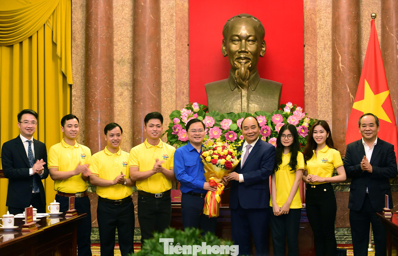 Chủ tịch nước Nguyễn Xuân Phúc tặng hoa chúc mừng đoàn viên, thanh niên nhân kỷ niệm 91 năm Ngày thành lập Đoàn TNCS Hồ Chí Minh (26/3/1931 - 26/3/2022). Chủ tịch nước Nguyễn Xuân Phúc tặng hoa chúc mừng đoàn viên, thanh niên nhân kỷ niệm 91 năm Ngày thành lập Đoàn TNCS Hồ Chí Minh (26/3/1931 - 26/3/2022).