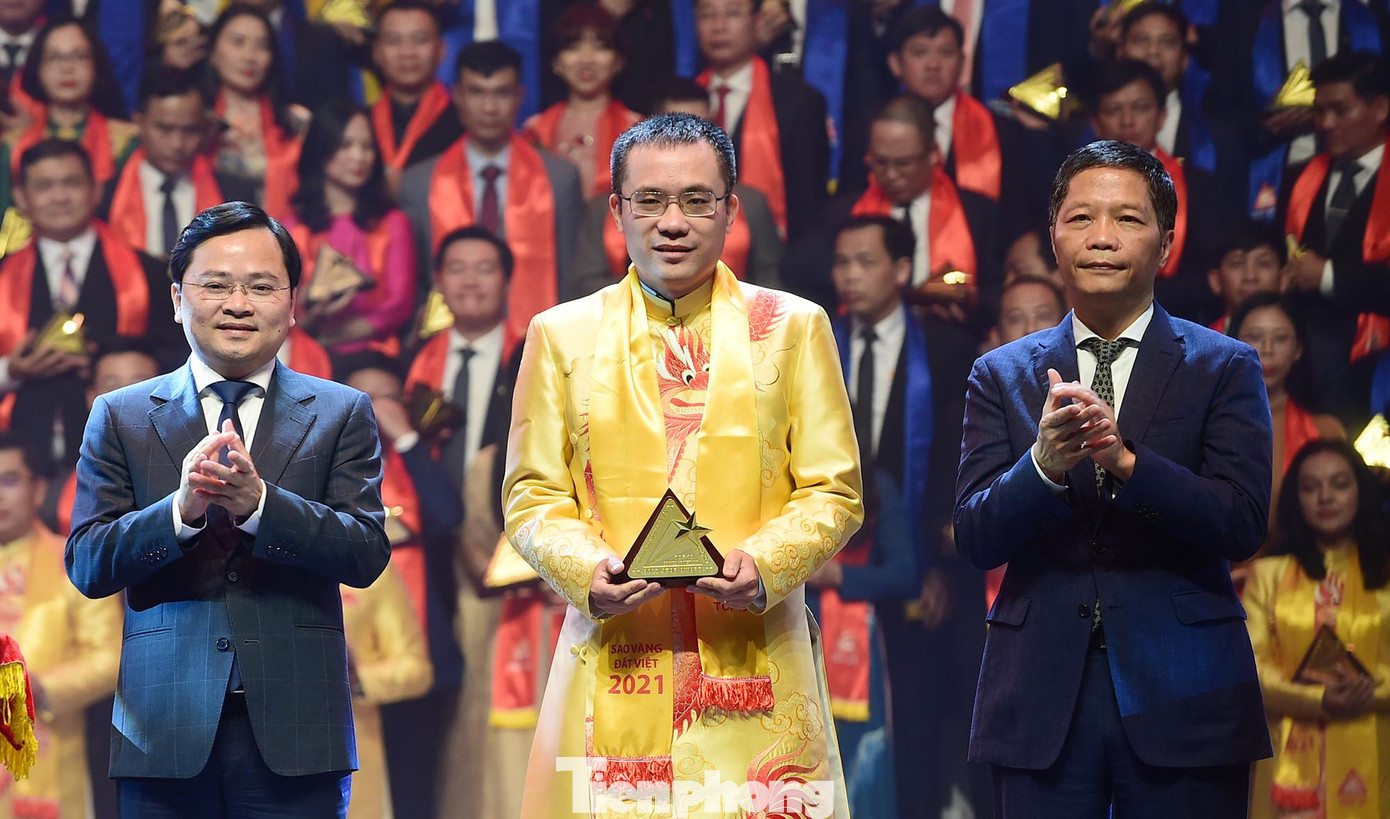 Trưởng Ban Kinh tế T.Ư Trần Tuấn Anh và Bí thư thứ nhất T.Ư Đoàn Nguyễn Anh Tuấn trao thưởng Top 10 Sao Vàng đất Việt năm 2021 Trưởng Ban Kinh tế T.Ư Trần Tuấn Anh và Bí thư thứ nhất T.Ư Đoàn Nguyễn Anh Tuấn trao thưởng Top 10 Sao Vàng đất Việt năm 2021