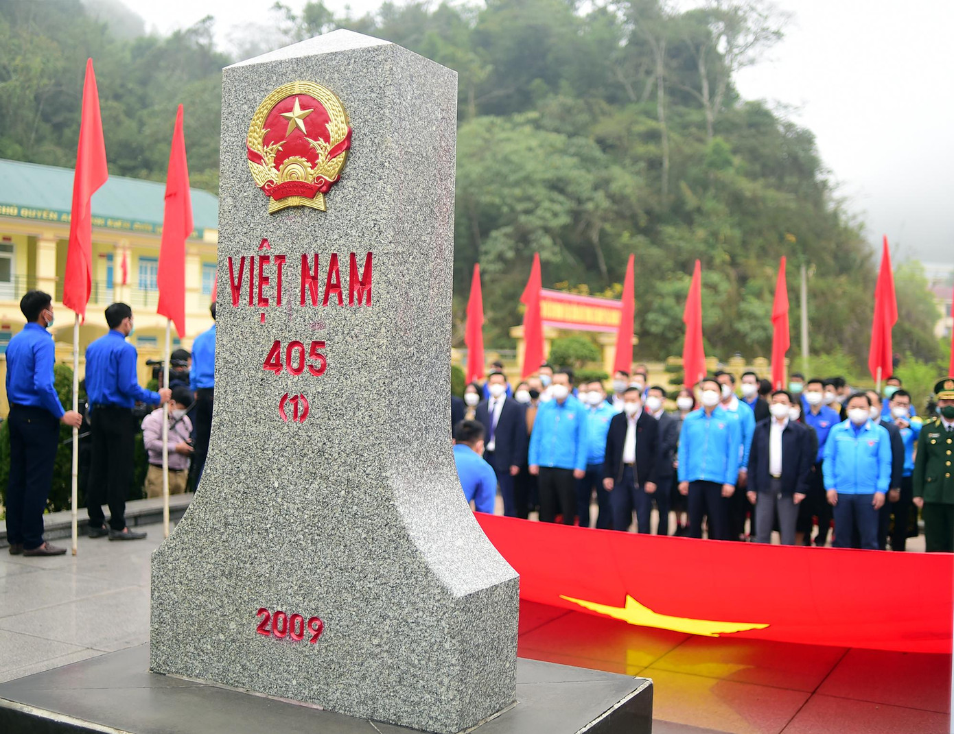 Cột mốc số 405 (1) cắm bên bờ suối Nậm Cắn phía Việt Nam.