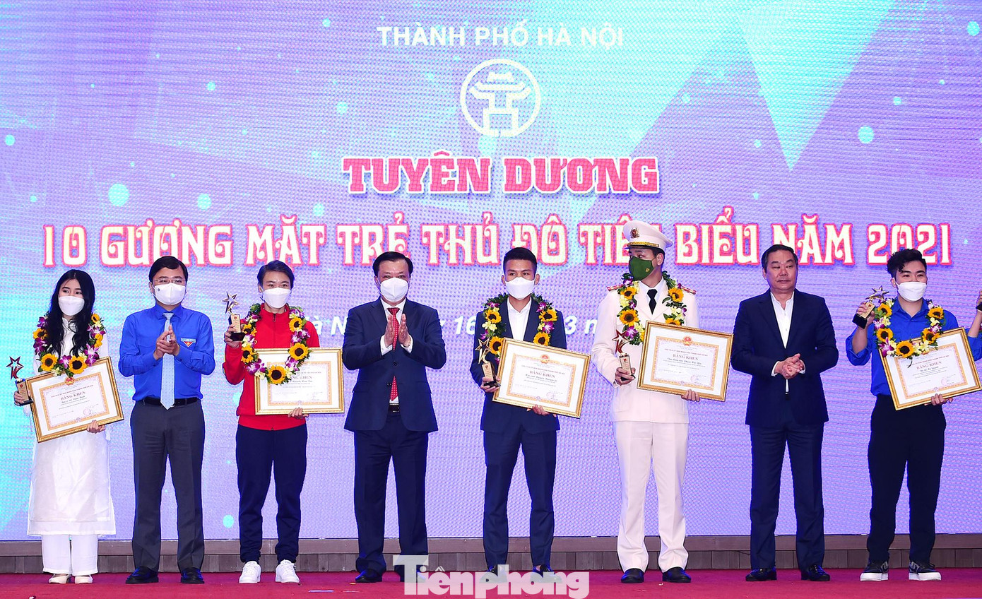 Các gương mặt trẻ Thủ đô tiêu biểu được tuyên dương tại chương trình. Ảnh: Xuân Tùng Các gương mặt trẻ Thủ đô tiêu biểu được tuyên dương tại chương trình. Ảnh: Xuân Tùng
